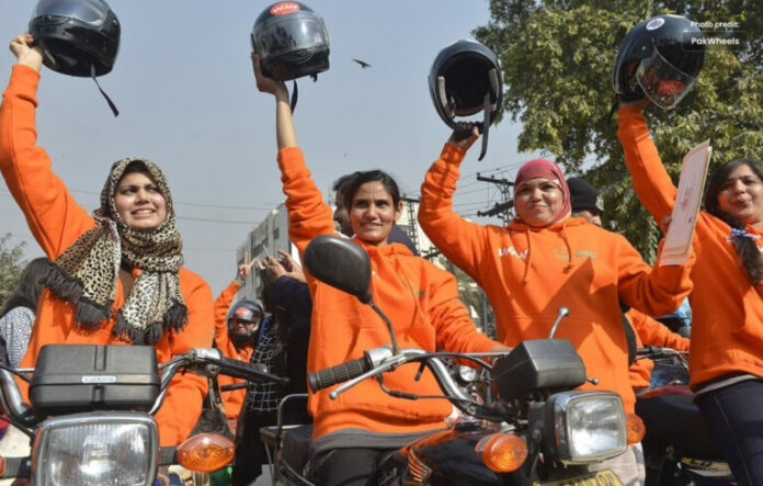 کسٹمز نے کراچی میں خواتین افسران کے لیے موٹر سائیکل ٹریننگ پروگرام کا انعقاد کیا۔