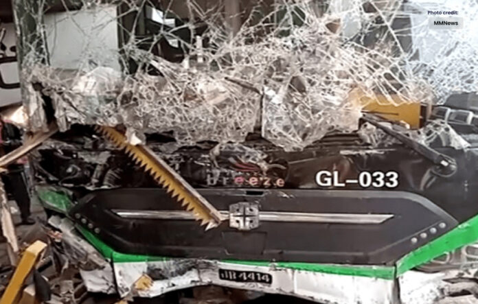 کراچی: ناگن چورنگی کے قریب گرین لائن بس کو حادثہ