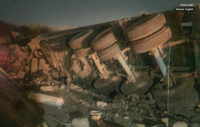 کوہاٹ ٹنل کے قریب آئل ٹینکرحادثہ بس میں سوار کم از کم 17 مسافر جاں بحق