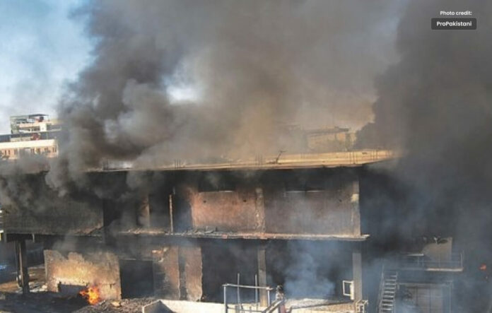 کراچی میں آگ لگنے سے 150 جھونپڑیاں جل گئیں