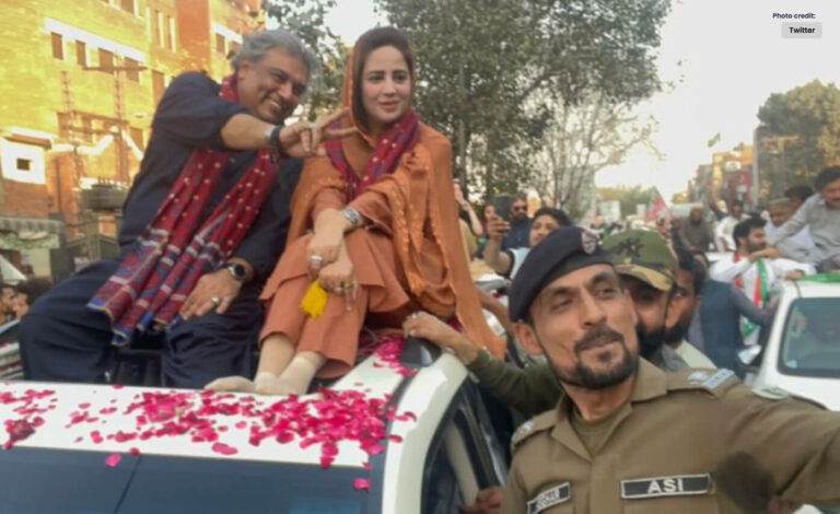 زرتاج گل کے ساتھ سیلفی لینے پر اے ایس آئی معطل