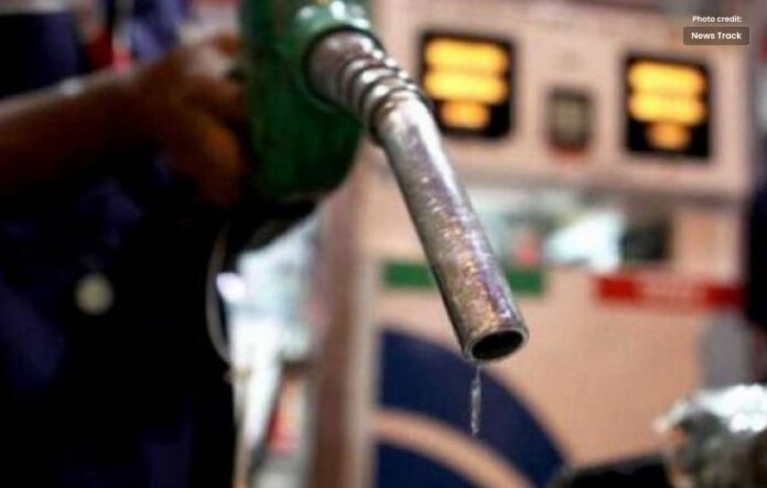 حکومت نے پیٹرول کی قیمت میں 5 روپے فی لیٹر کمی کردی۔