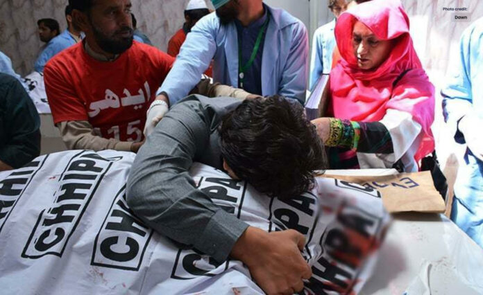 کراچی میں زکوٰۃ کی تقسیم کے دوران 12 افراد جاں بحق ہوگئے۔