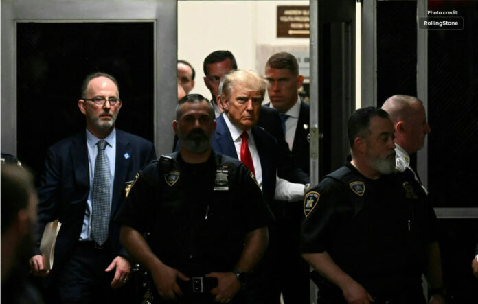امریکہ کے سابق صدر ڈونلڈ ٹرمپ کو نیویارک میں گرفتار کر لیا گیا