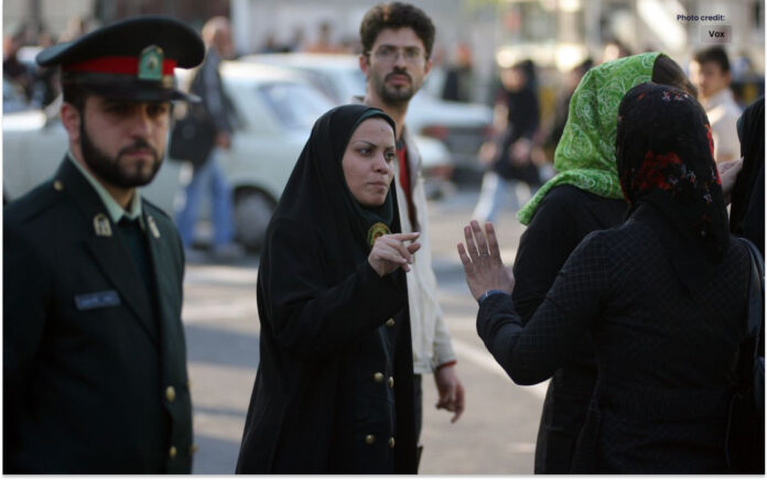 ایرانی حکام حجاب کے قوانین کو نافذ کرنے کے نئے طریقے تلاش کررہےہیں۔