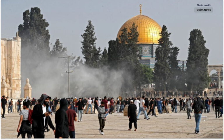 مسجد اقصیٰ میں نمازیوں پر اسرائیلی پولیس کا حملہ
