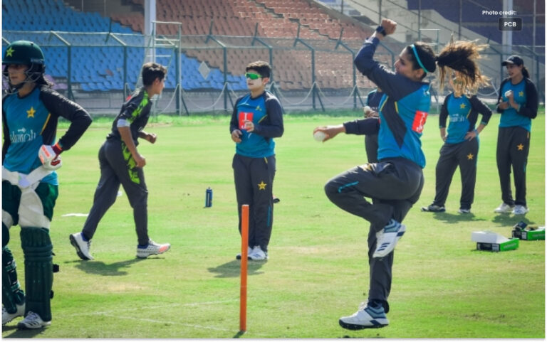 کراچی کی خواتین سہولت نہ ہونے کے باوجود رمضان نائٹ کرکٹ کھیل رہی ہیں۔