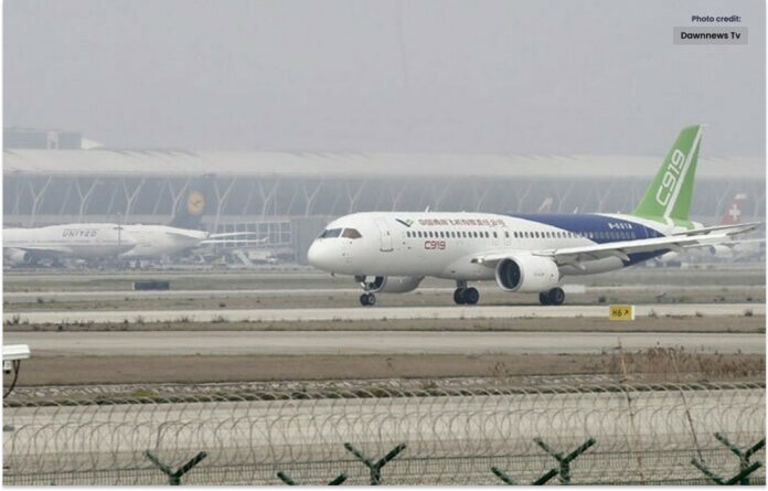 چین کا پہلا مسافر بردار جٹ طیارہ اپنے پہلے تجارتی مشن پر روانہ ہو گیا۔