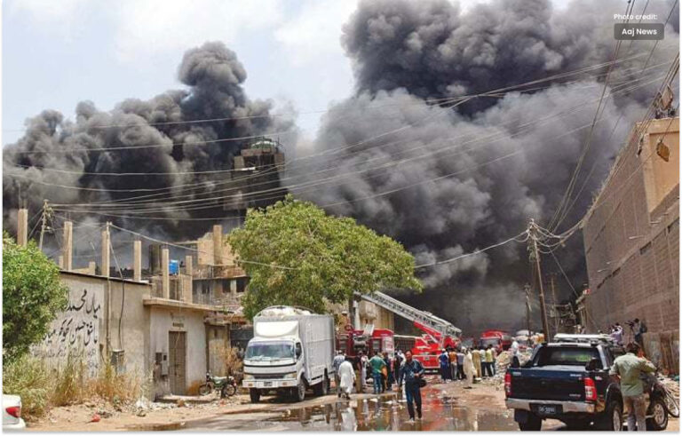 کراچی میں پلاسٹک فیکٹری میں آگ لگ گئی