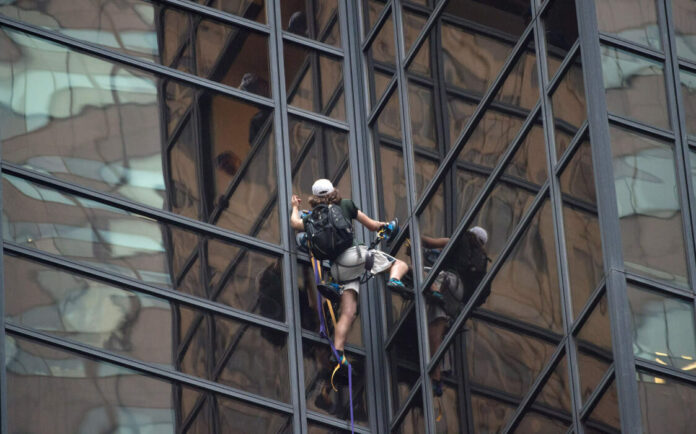 فلک بوس عمارت کی 72 منزلوں پر چڑھنے کے بعد شخص گرفتار