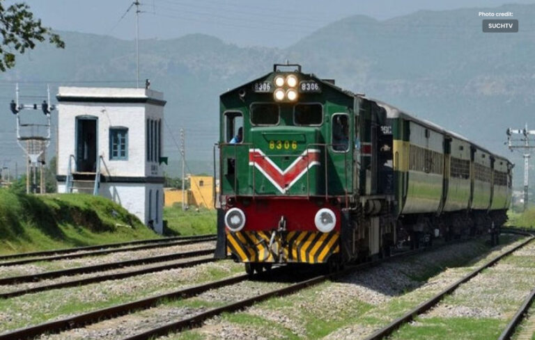 علامہ اقبال ایکسپریس خطرناک حادثے سے بال بال بچ گئی