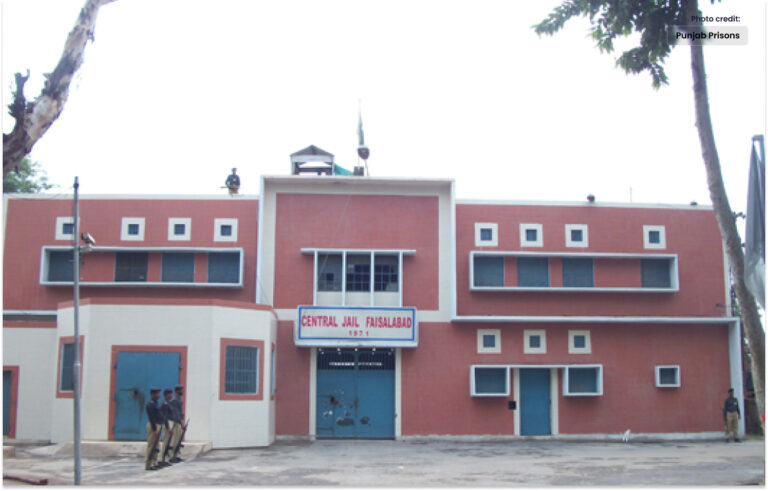 فیصل آباد جیل، سپرنٹنڈنٹ اور ان کا نائب معطل