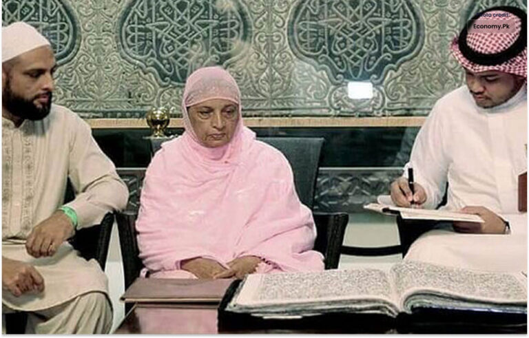 پاکستانی خاتون نے ہاتھ سے سلا ہوا پہلا قرآن پاک تیار کیا