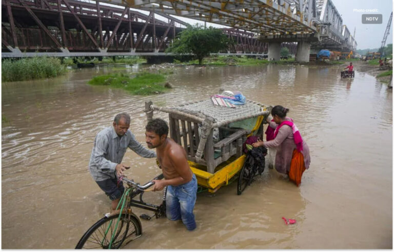 بارش میں ہندوستان کے مقدس شہروں متھرا، ورنداون میں طغیانی