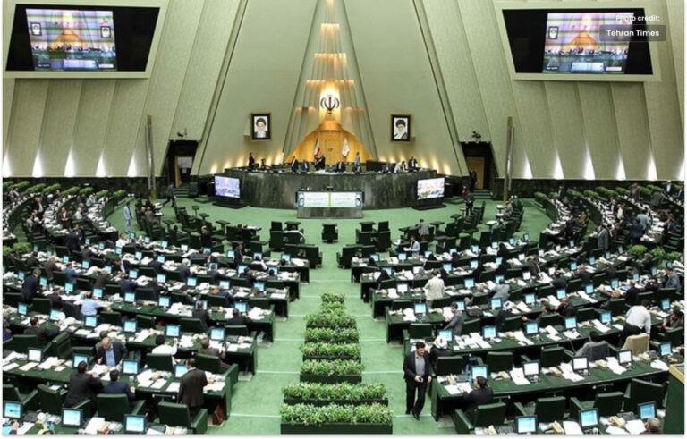 ایران کے سیاست دان حجاب کے قوانین پر بحث کریں گے