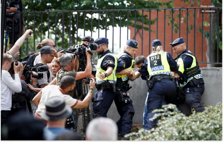 سویڈن پولیس کی احتجاج کرنے والے شخص کو خاموش کرانے کی کوشش