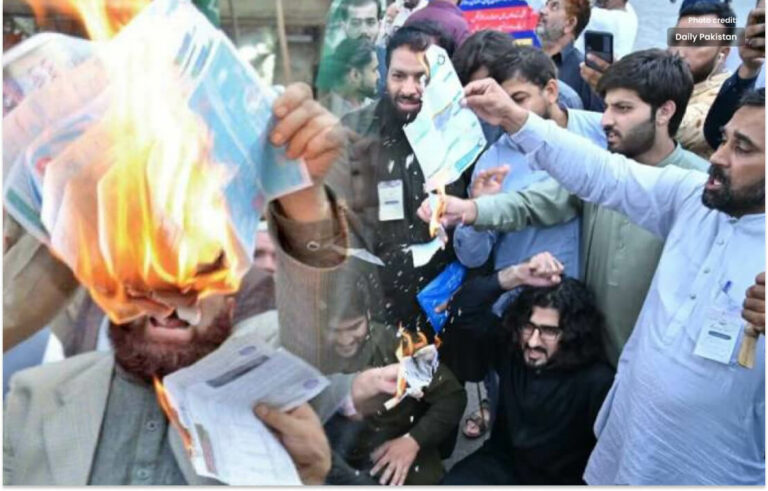 شہریوں نے مہنگی بجلی کی باعث 30 ہزار بل جلا دیئے