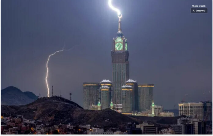 طوفان مکہ مکرمہ میں آسمانی بجلی اور تیز ہوائیں لے کر آیا