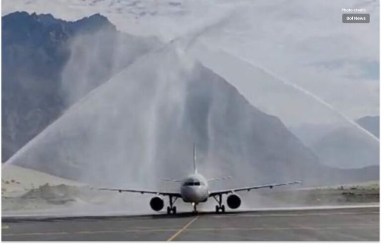 پہلی تاریخی  بین الاقوامی پرواز اسکردو ایئرپورٹ پر اترگئی