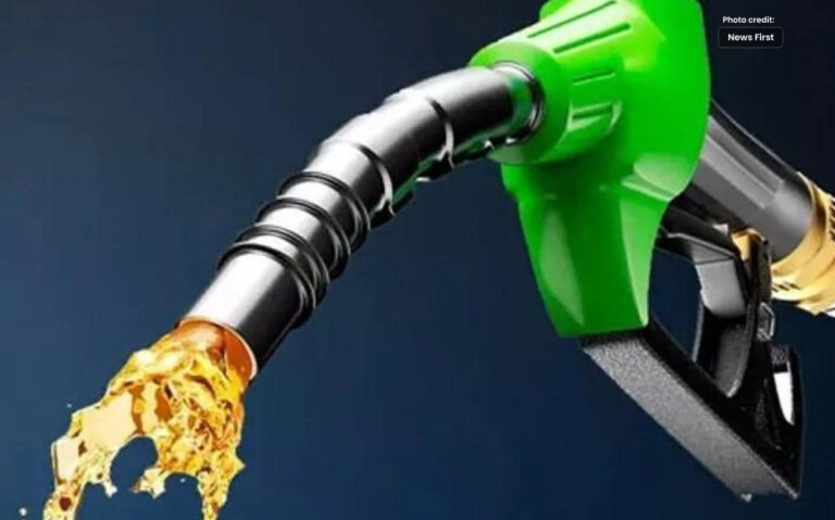 بڑے ریلیف میں، حکومت نے پیٹرول کی قیمتوں میں کمی کردی
