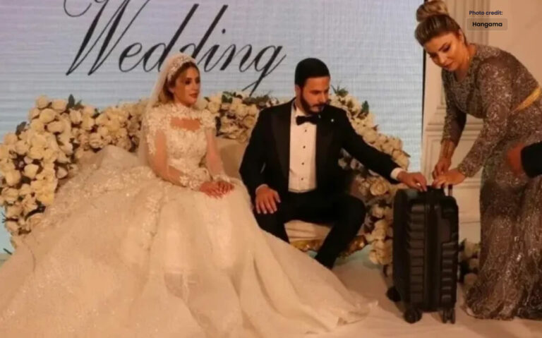 دلہے کا دلہن کو سونے اور لیرے سے بھرے بیگ کا تحفہ