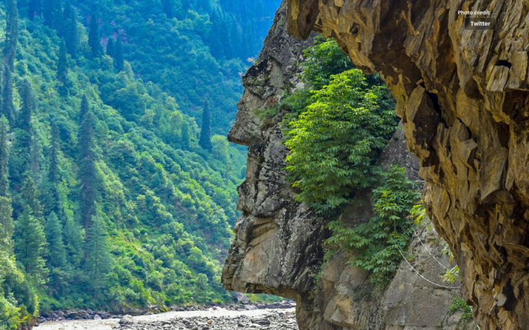 پاکستان کی وادی نیلم میں انسانی چہرہ نما پہاڑ