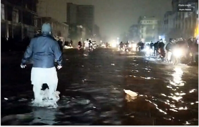 کراچی میں بارش کا سلسلہ جاری، شہربدستور زیر آب