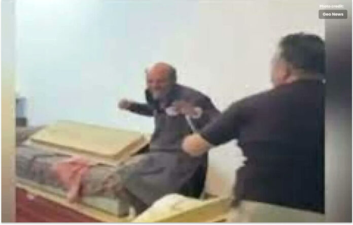 پشاور پولیس کا شہری پر ہاکی سے تشدد، ویڈیو وائرل