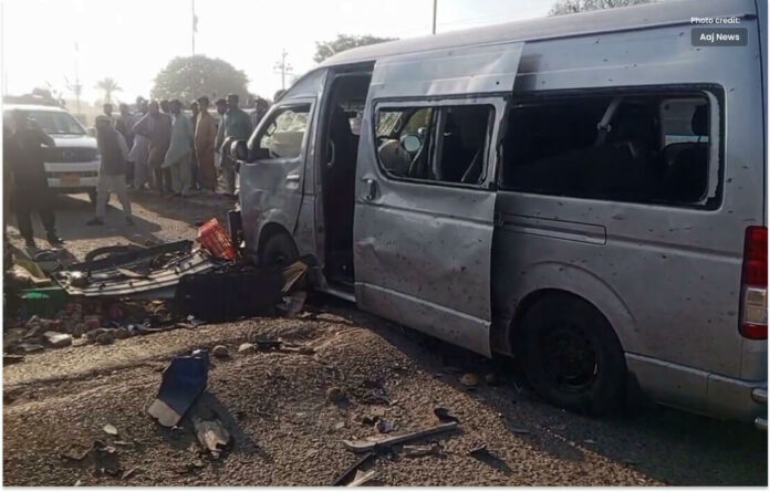 کراچی میں غیر ملکیوں کی گاڑی پرخود کش بم دھماکہ (1)
